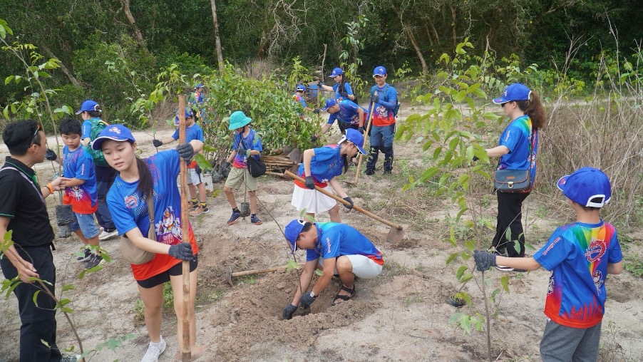 Nhân viên và các em nhỏ cùng trồng cây xanh trong chương trình vì môi trường của An Thái Khang