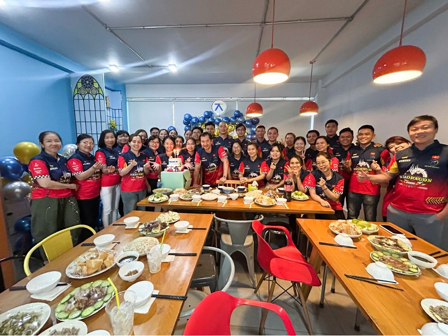 Đội ngũ An Thái Khang chụp ảnh kỷ niệm bên bánh sinh nhật trong chương trình mừng sinh nhật công ty