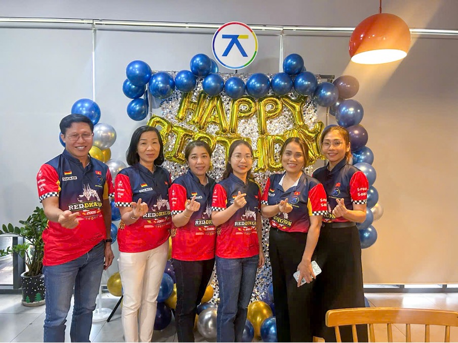 Khoảnh khắc vui tươi của nhân viên An Thái Khang tại tiệc sinh nhật với không khí thân thiện và gắn kết