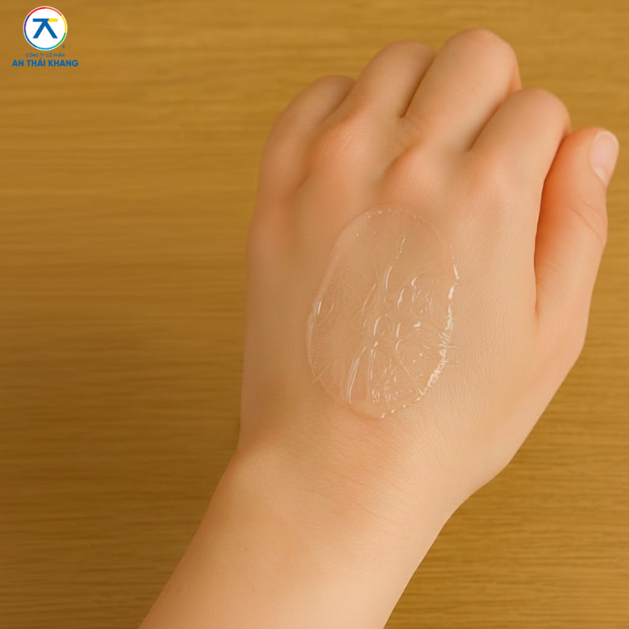 tay-bi-dinh-keo-dan-sat-phai-lam-sao