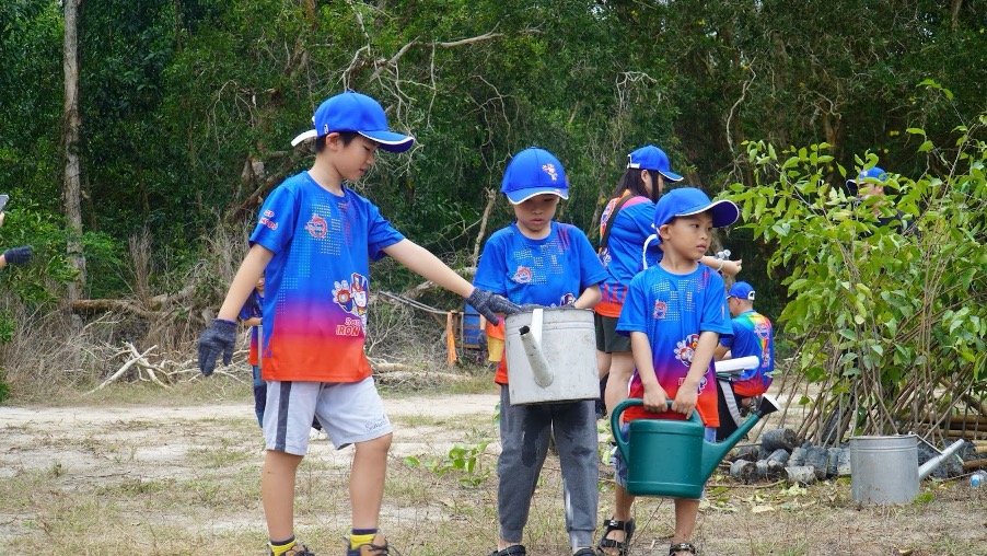 Trẻ em tham gia tưới cây trong ngày hội trồng cây xanh do An Thái Khang tổ chức