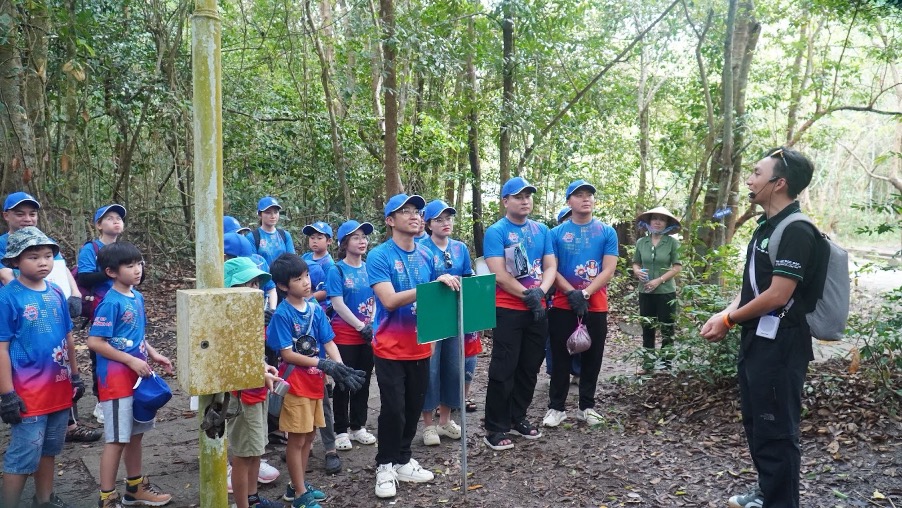 Nhân viên An Thái Khang tham gia phổ biến nội dung chương trình trồng cây gây rừng