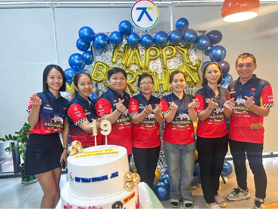 Thành viên An Thái Khang tham gia hoạt động chụp ảnh lưu niệm trong tiệc sinh nhật nội bộ