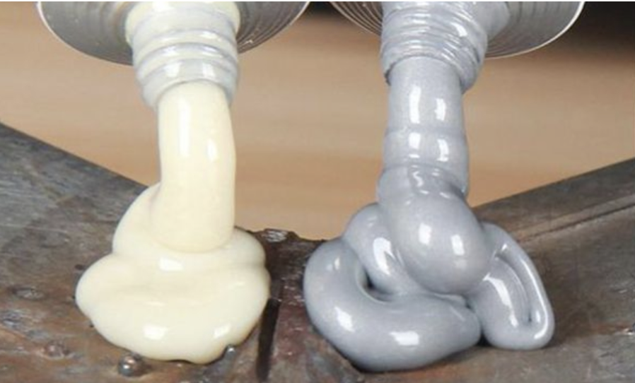 Hai thành phần keo AB được bóp ra từ tuýp trước khi trộn để sử dụng.